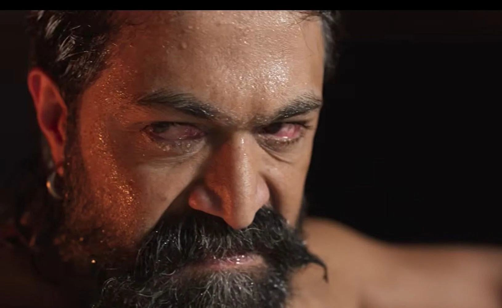 Toxic Teaser- टॉक्सिक फिल्म के टीजर में यश का बाथटब वाला एक्शन सीन और राया के रूप में उनका खूंखार लुक।