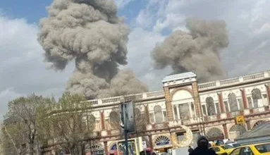 ईरान पर हमला! ईरान पर हमला होते ही बहरीन और यूएई में अमेरिकी बेस पर धमाके, 'स्टेट ऑफ इमरजेंसी' घोषित।