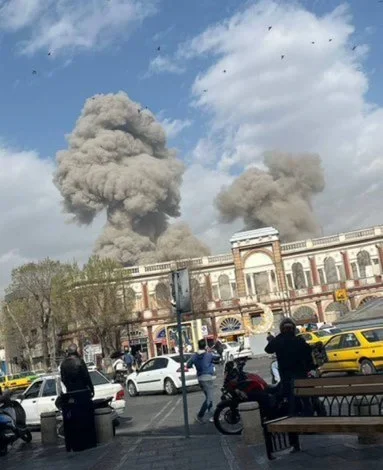 ईरान पर हमला! ईरान पर हमला होते ही बहरीन और यूएई में अमेरिकी बेस पर धमाके, 'स्टेट ऑफ इमरजेंसी' घोषित।