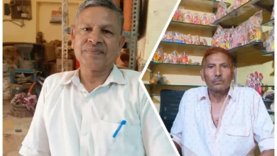 दिल्ली की प्रजापति कॉलोनी में पारंपरिक चाक पर मिट्टी का बर्तन गढ़ते हुए कुम्हार का प्रतीकात्मक चित्र