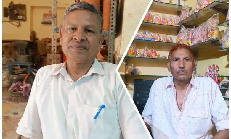 दिल्ली की प्रजापति कॉलोनी में पारंपरिक चाक पर मिट्टी का बर्तन गढ़ते हुए कुम्हार का प्रतीकात्मक चित्र